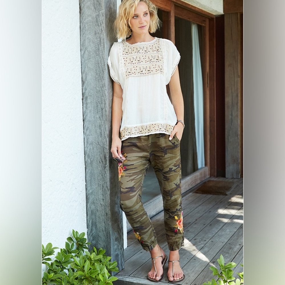 Pristine  Johnny Was Petite Vella Camo Embroidered Linen Jogger